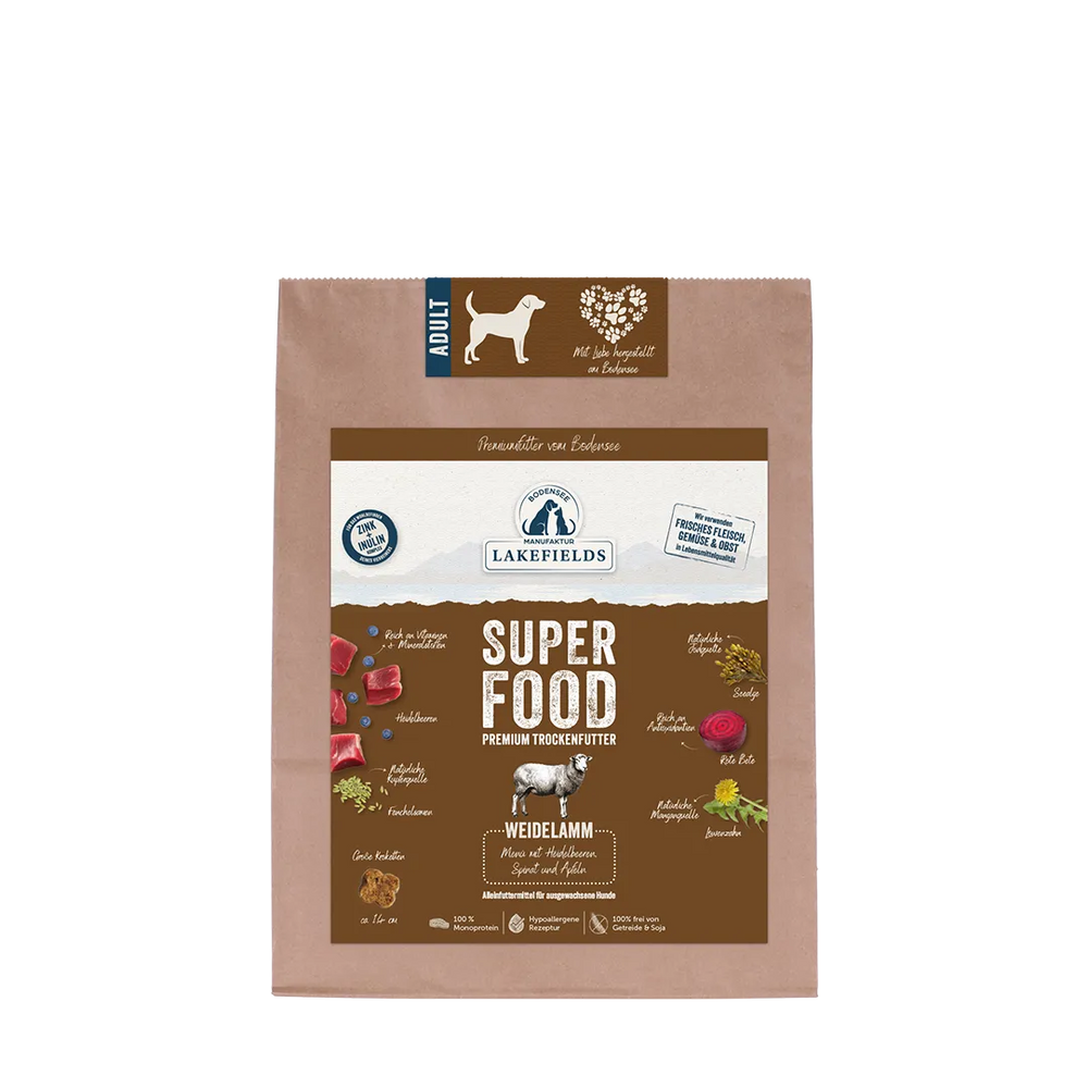 Verpackung von Lakefields Superfood Trockenfutter mit Weidelamm für Hunde auf braunem Hintergrund.