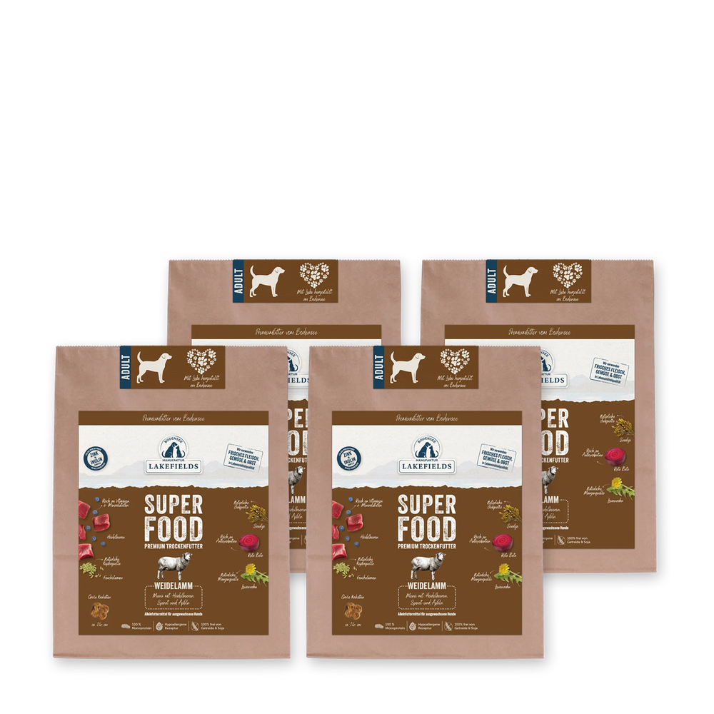 Vier Packungen Lakefields Trockenfutter SUPERFOOD Lamm für Hunde mit bunten Grafiken und Inhaltsstoffinformationen.