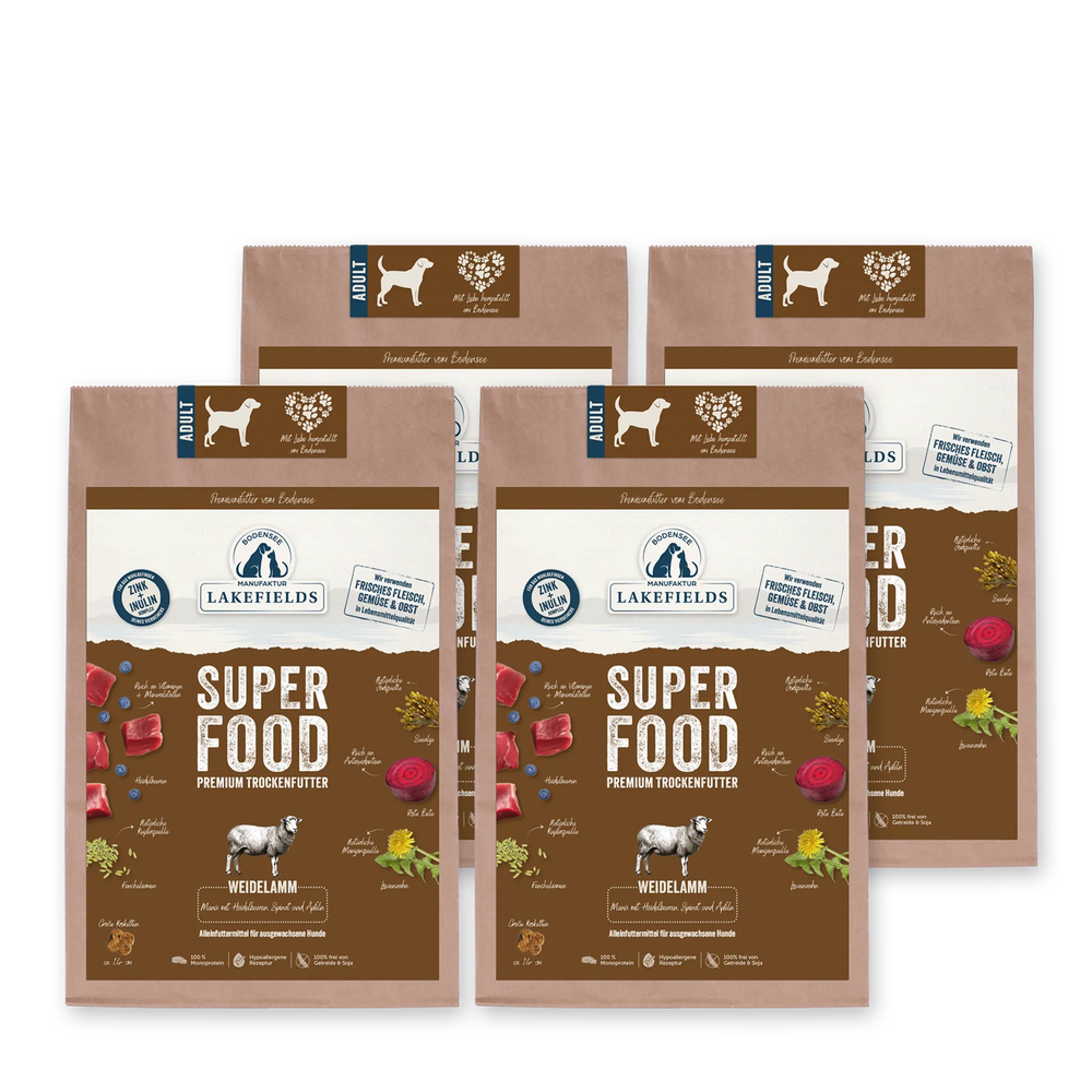 Packungen von Lakefields Super Food Trockenfutter mit Weidelamm für Erwachsene, ansprechend gestaltet mit Fleisch- und Gemüseabbildungen.