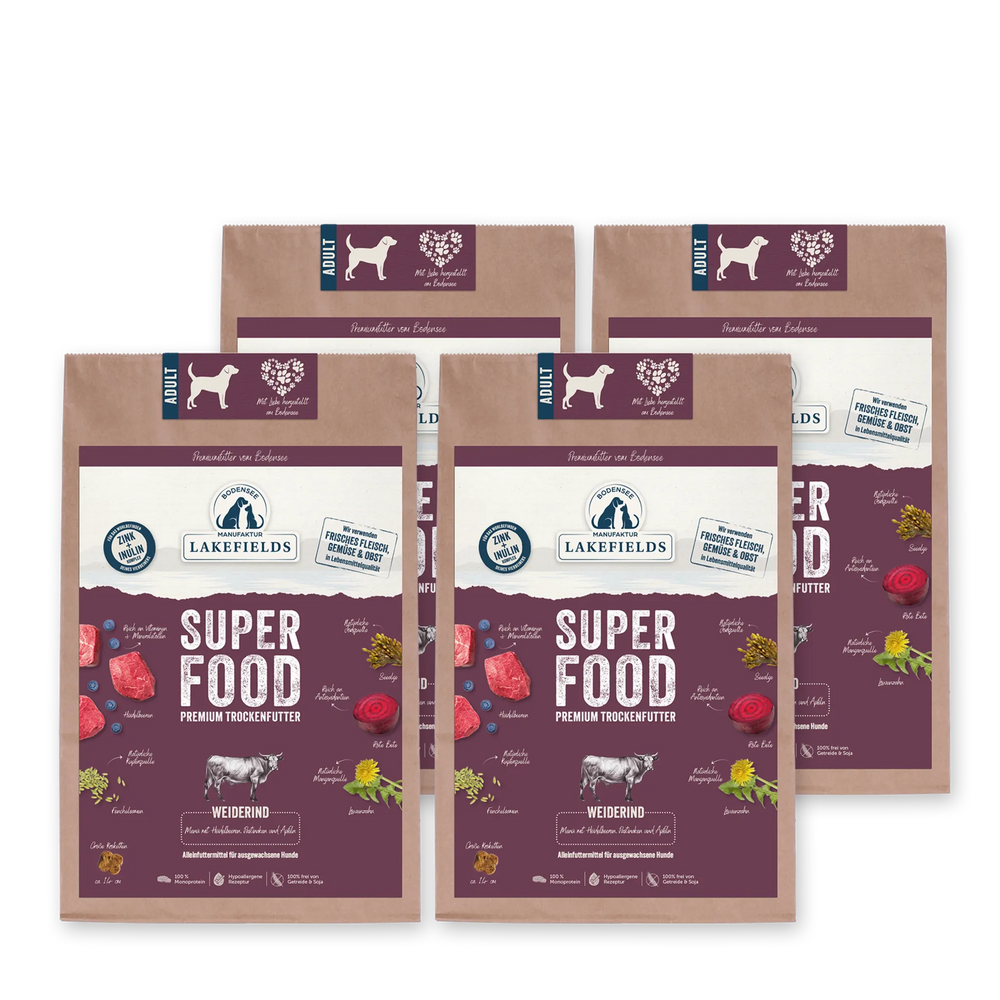 Vier Packungen Trockenfutter SUPERFOOD Rind von Lakefields in bunten Designs, ideal für gesunde Hundeernährung.