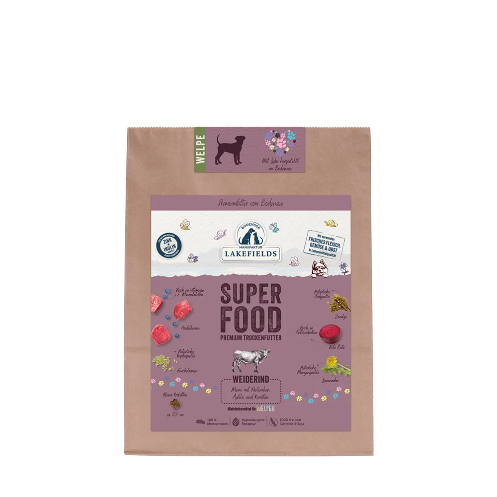 Verpackung von Lakefields Superfood Rind für Welpen, braun mit buntem Aufkleber und Bildern frischer Zutaten.