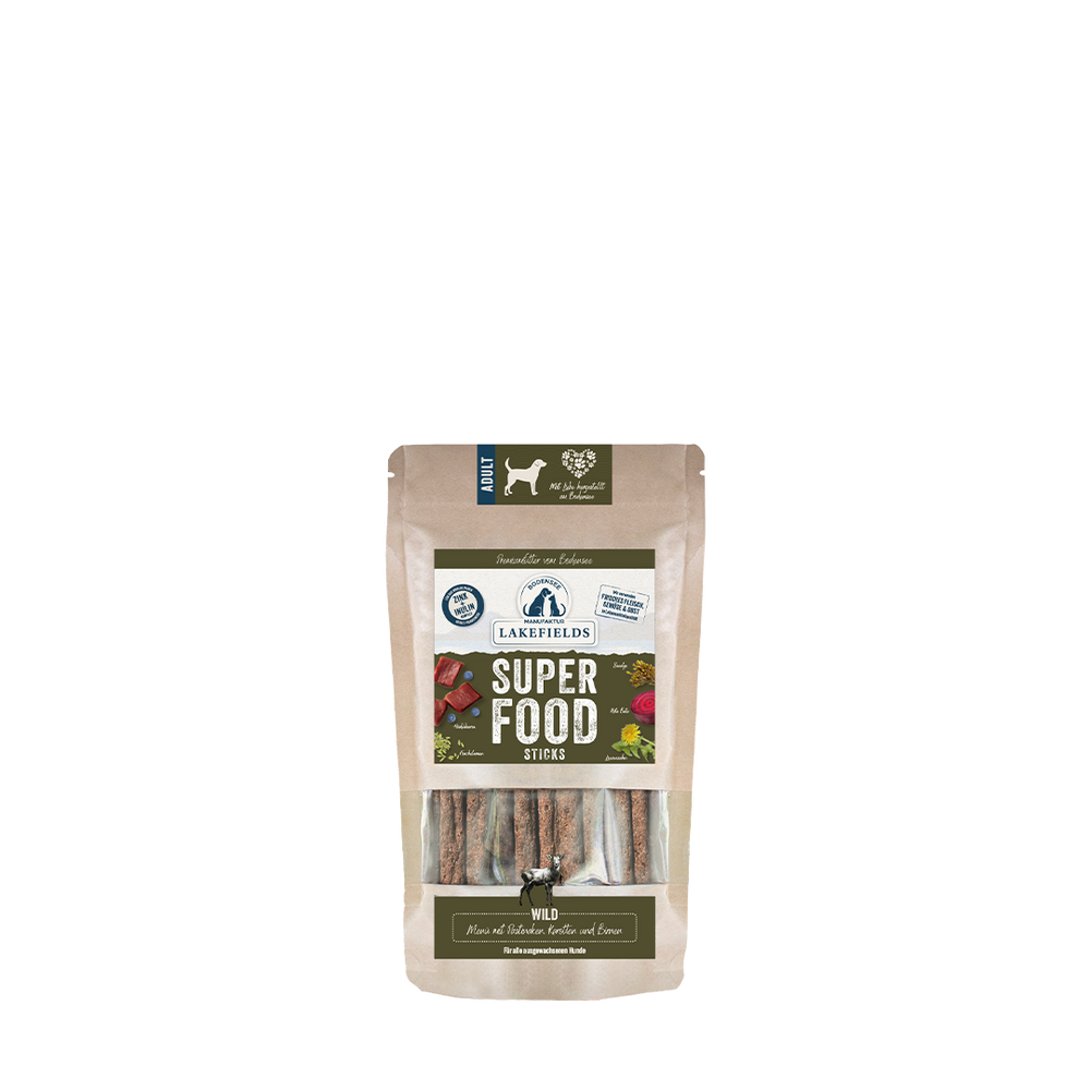 Verpackung von Lakfield's Superfood Sticks für Hunde mit Sichtfenster und abgebildeten Zutaten. Gesunde Snacks für aktive Hunde.