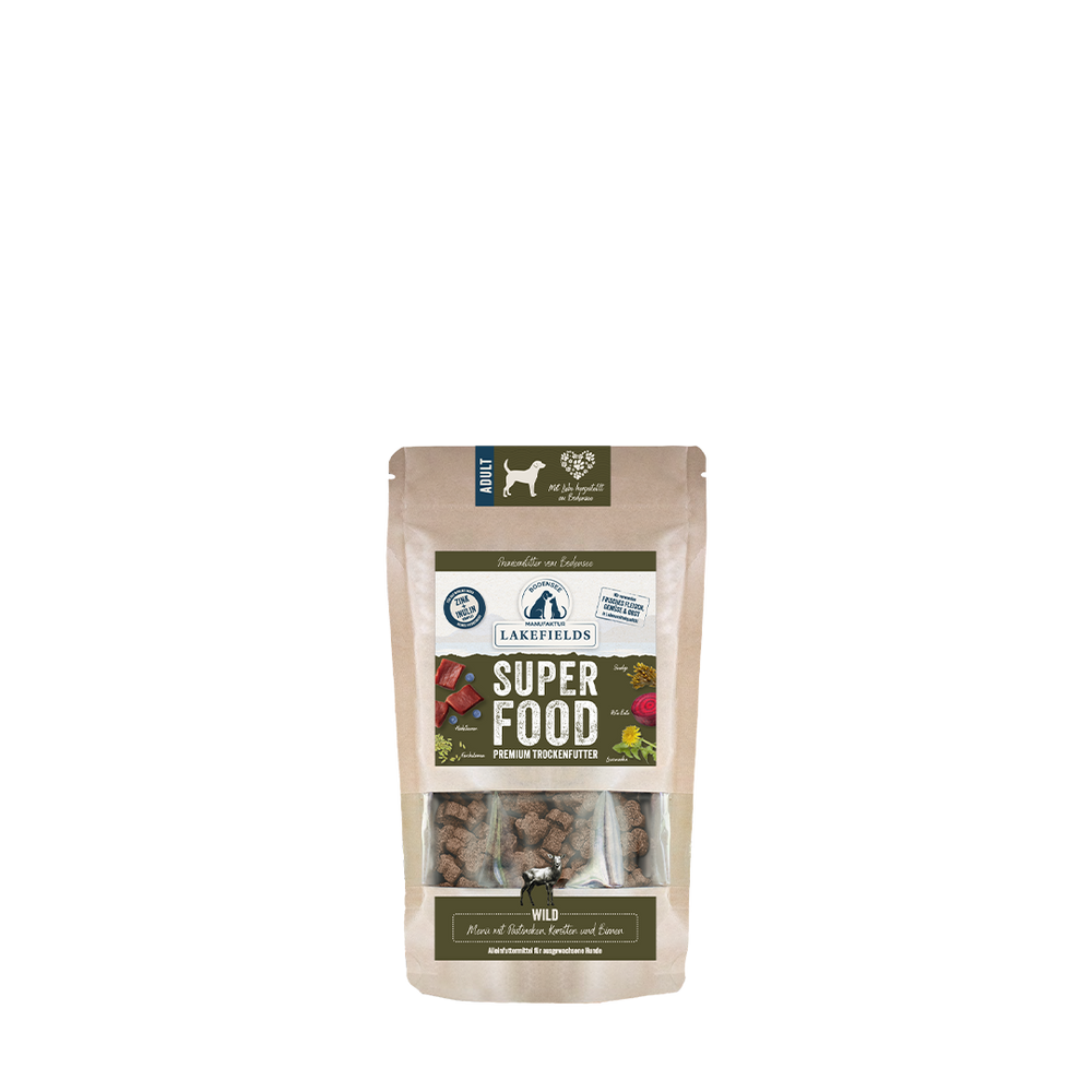 Verpackung von Lakefields Trockenfutter SUPERFOOD Wild für Hunde mit Zutaten wie Fleisch, Obst und Gemüse.