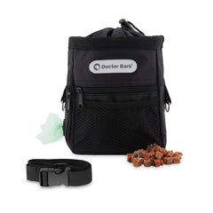 Schwarze Doctor Bark Snack Tasche mit Kordelzug, Fächern und Logo, daneben Hundebeutel und Leckerlis für Hunde.