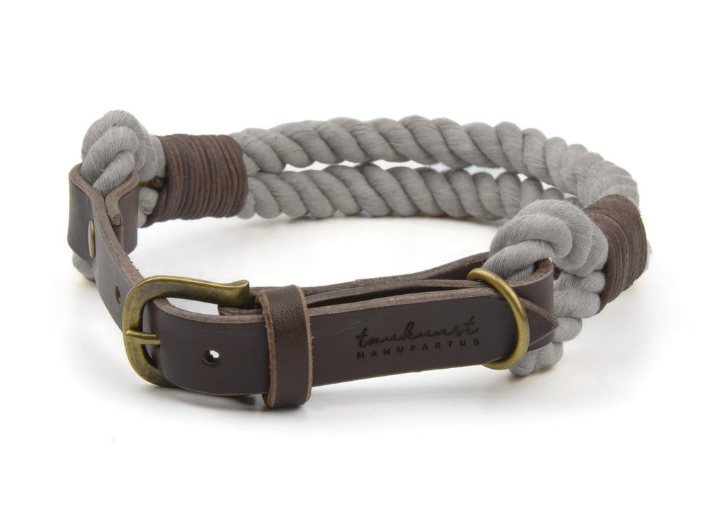 Handgelenkband "Ahoi" aus grauem Textil und braunem Leder mit metallischem Schnallenverschluss, stilvoll und modern.