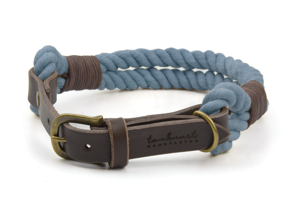 "Hundehalsband Ahoi in Hellblau und Braun, geflochten, mit robuster Lederprägung und metallener Schnalle."