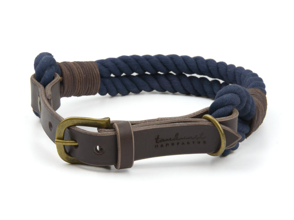 Blaues geflochtenes Hundehalsband mit Lederakzenten und goldfarbener Metallschnalle, markiert mit Logo.