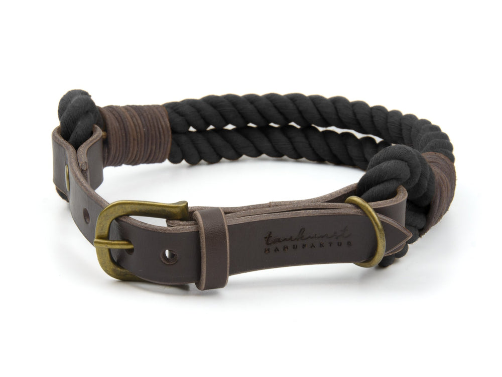 Geflochtenes schwarzes Hundehalsband mit braunem Leder und Messingschnalle, handwerklich elegant verarbeitet.