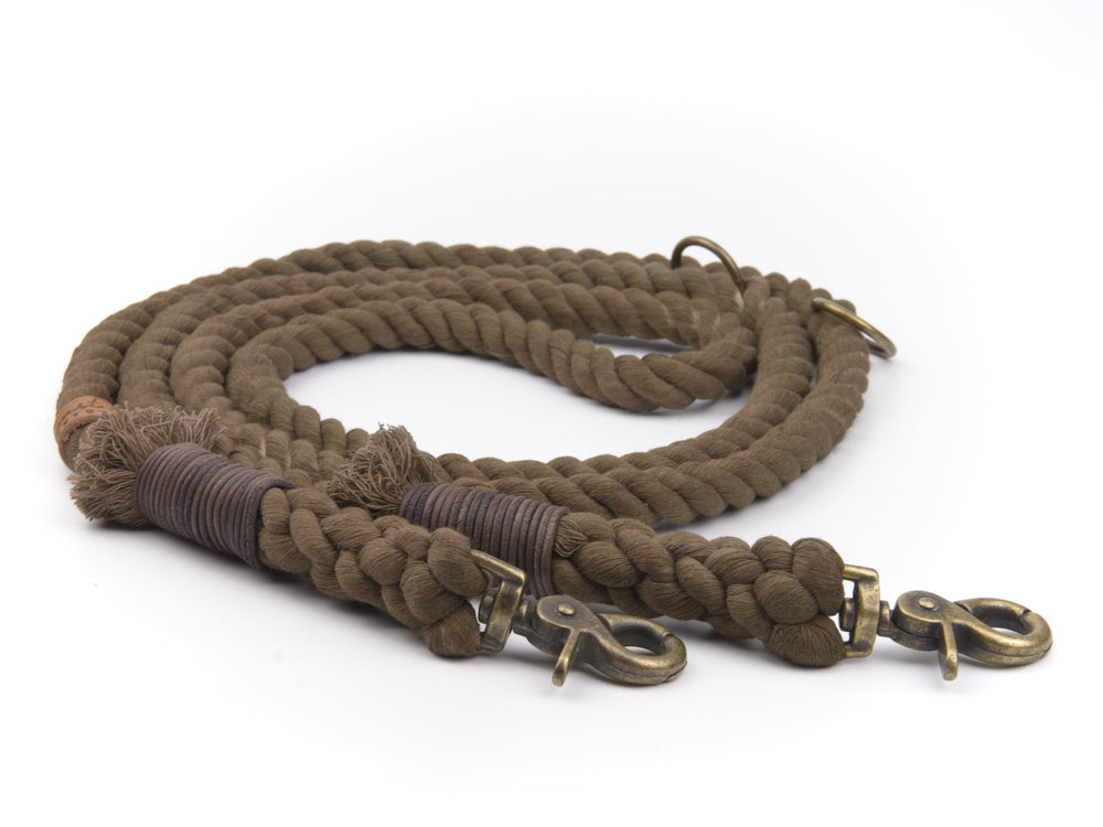 Braune geflochtene Tauleine mit zwei Karabinerhaken, robust und stylisch, ideal für gemütliche Hundespaziergänge.