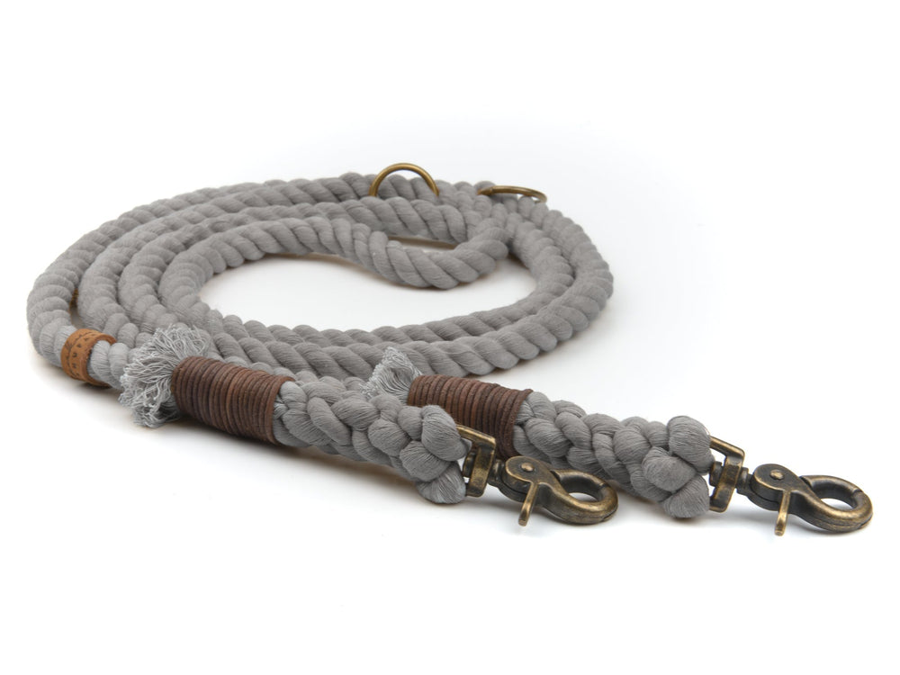 Graue geflochtene Tauleine mit metallenen Karabinerhaken und stilvollem Holz-Akzent für Hunde.