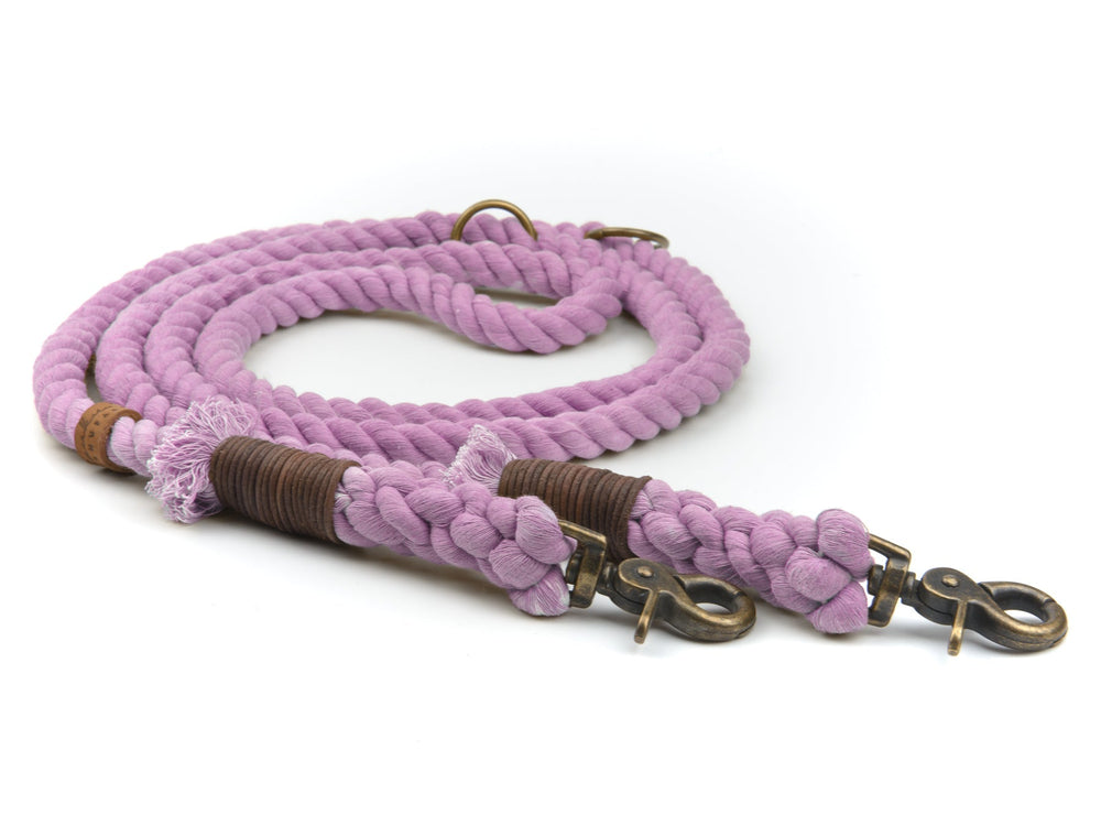 Violette geflochtene Hundeleine mit Karabinerhaken und braunen Leder-Details, weich und strapazierfähig.
