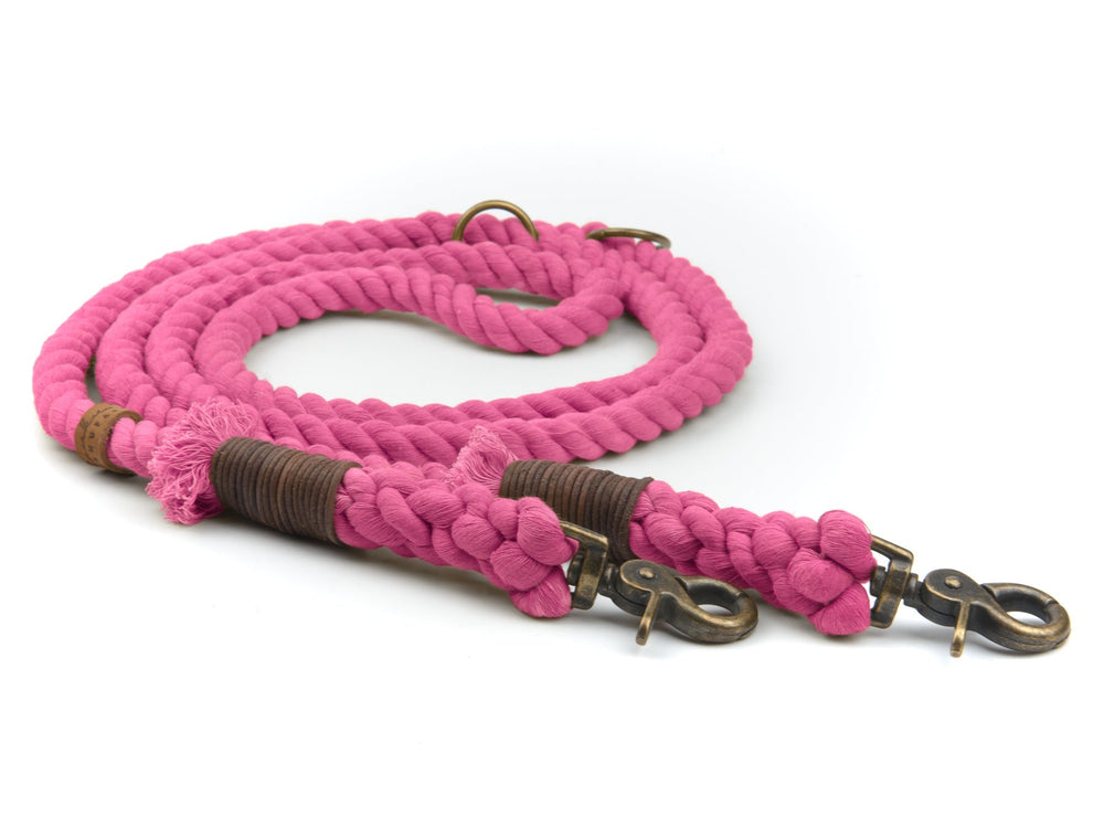 Pinkfarbene geflochtene Hundeleine mit Metallhaken und verstärkten Leder-Elementen, stabil und ideal für den Einsatz.