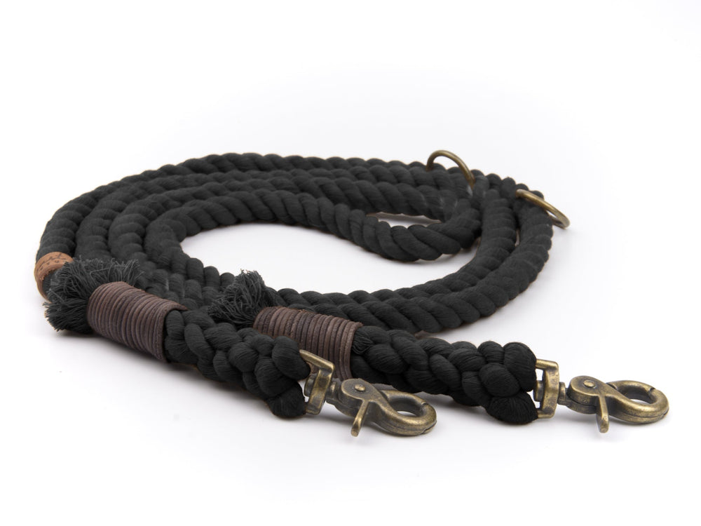 Schwarze geflochtene Tauleine mit stabilen Karabinern und braunen Wicklungen für extra Halt. Perfekt für den Hundesport.