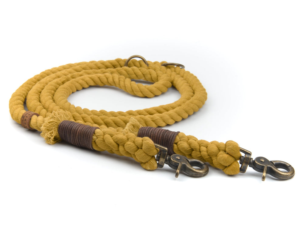 Gelbe geflochtene Tauleine mit Karabinerhaken und braunen Lederdetails für Hunde. Robust und langlebig.