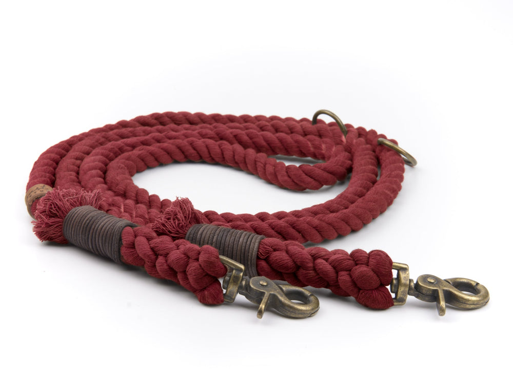 Geflochtene Tauleine in rotbraun mit zwei Karabinern, strukturierte Oberfläche und zusätzliche Wicklung an den Enden.