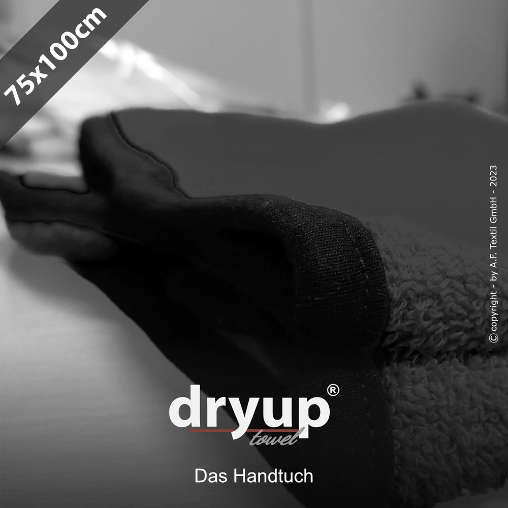 Handtuch von Dryup® in dunklem Farbton, 75x100 cm, mit markantem Logo in der unteren Mitte.