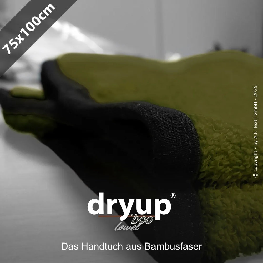 Olivgrünes Dryup® Handtuch aus Bambusfaser mit schwarzem Rand auf heller Unterlage.