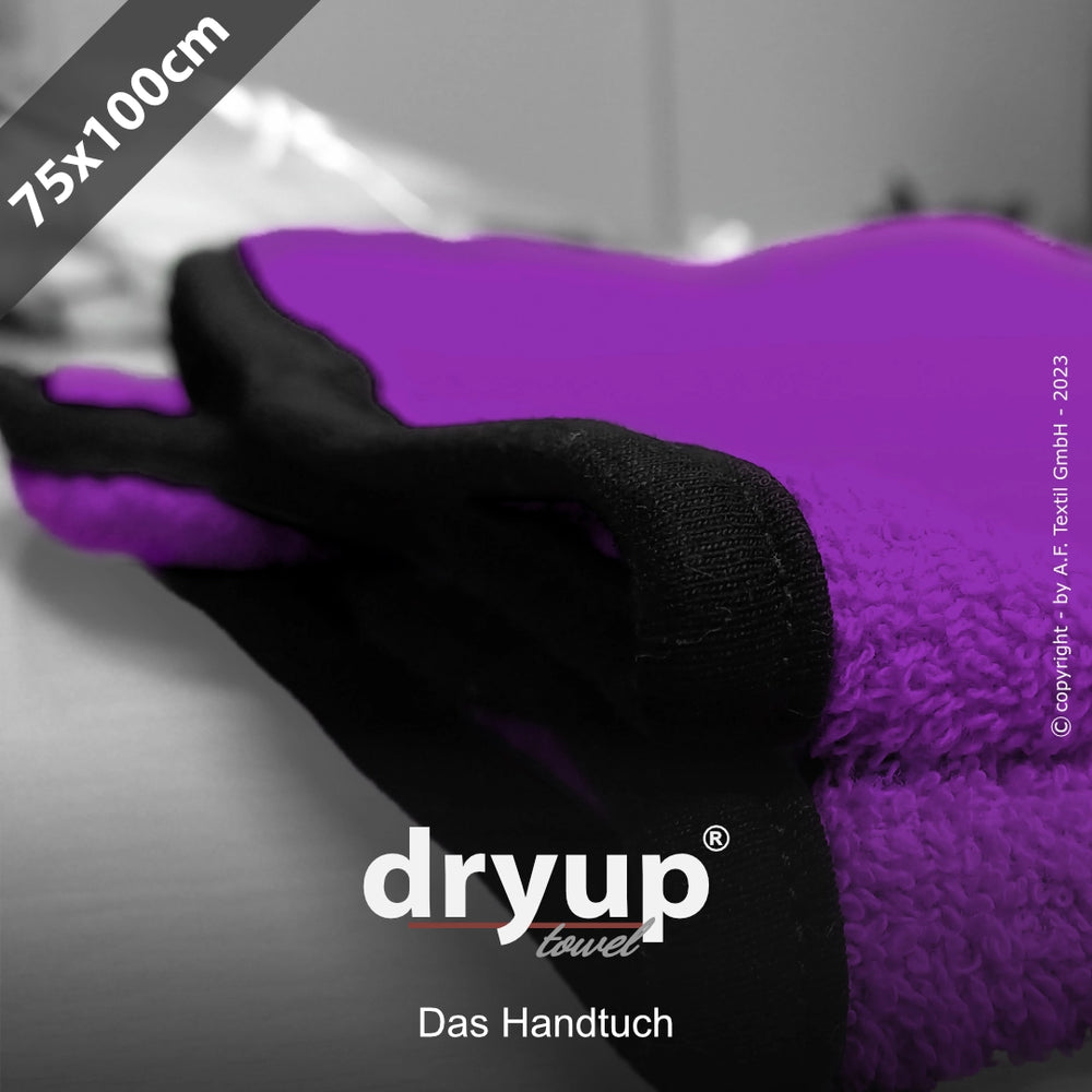 Lila Dryup® Handtuch mit schwarzen Kanten, gefaltet, 75 x 100 cm, mit sichtbarem Markenlogo im Hintergrund.