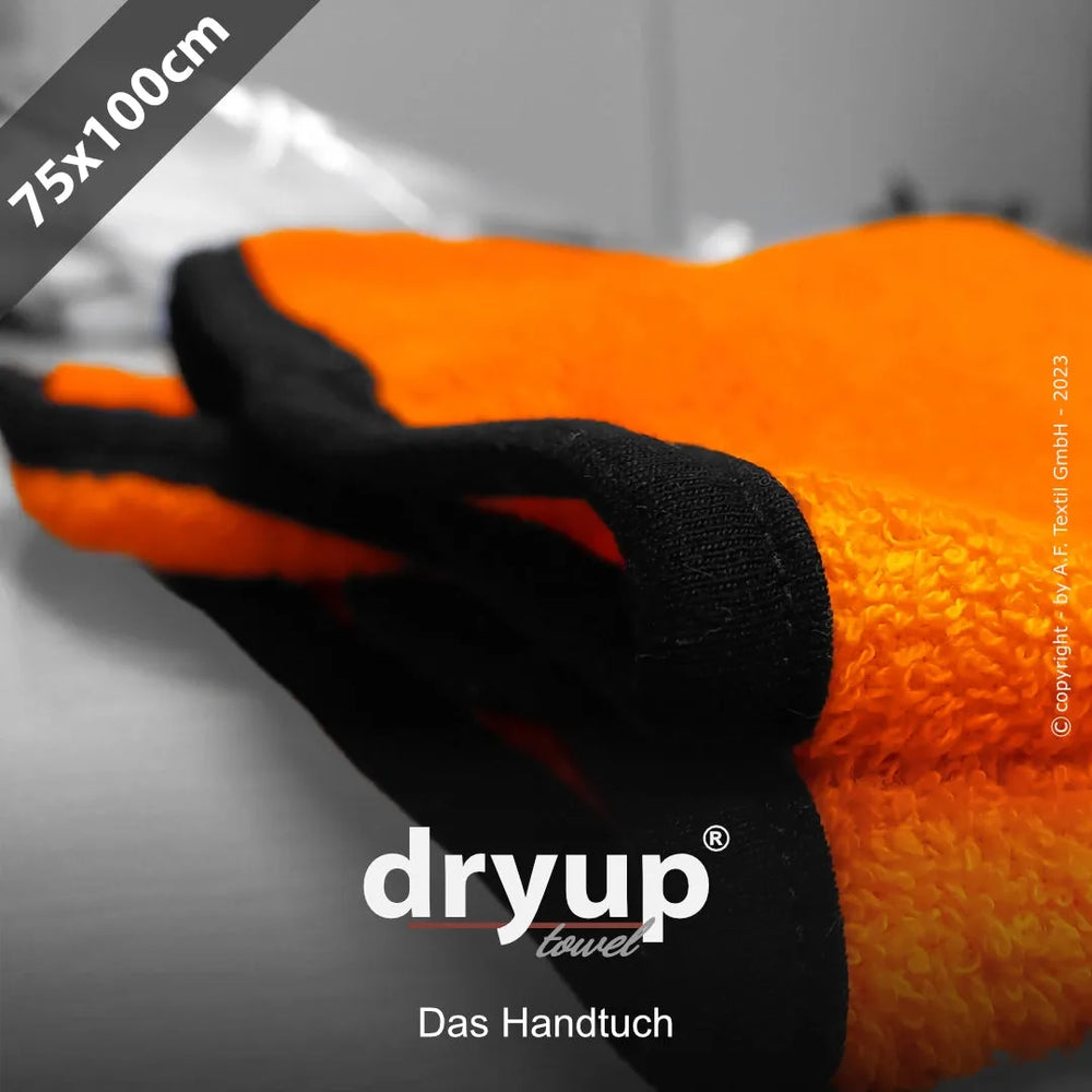 Orangefarbenes Dryup® Handtuch mit schwarzer Einfassung, Größe 75 cm x 100 cm, gefaltet und mit Logo sichtbar.