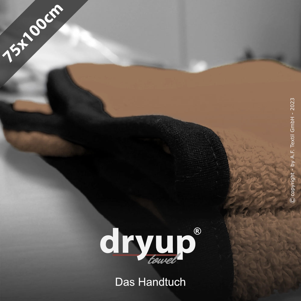 Braunes Dryup® Handtuch 75x100 cm mit schwarzen Rändern auf unscharfem Hintergrund.
