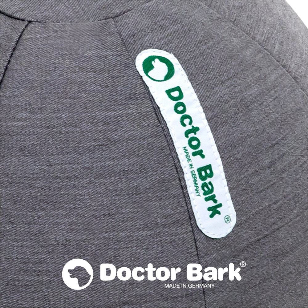 Grauer Doctor Bark Spielball für Hunde, hergestellt in Deutschland, mit weißem Etikett. Ideal für aktiven Hundespaß.