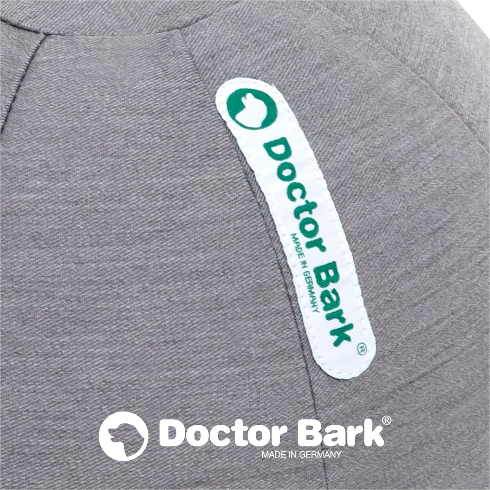 Grauer Doctor Bark Spielzeugball mit weißem Etikett und grüner Schrift, hergestellt in Deutschland.