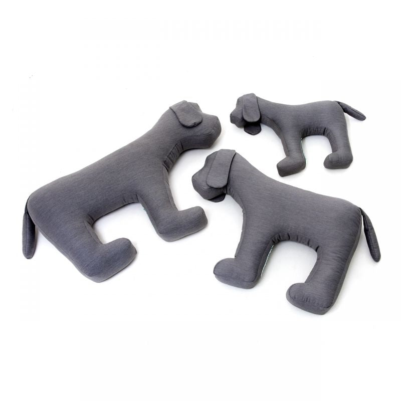 Drei graue Hundekissen in Hundeform, weich und modern, in unterschiedlichen Größen für Komfort und Dekoration.