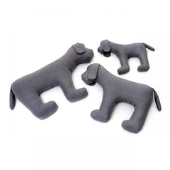 Drei graue Hundekissen in Hundeform, weich und modern, in unterschiedlichen Größen für Komfort und Dekoration.
