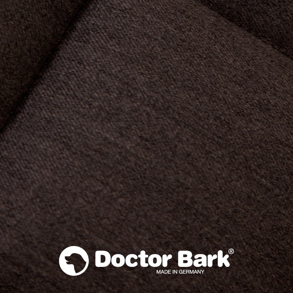 Dunkle textile Oberfläche der Doctor Bark Reisetasche mit Logo „MADE IN GERMANY“ im unteren Bereich.