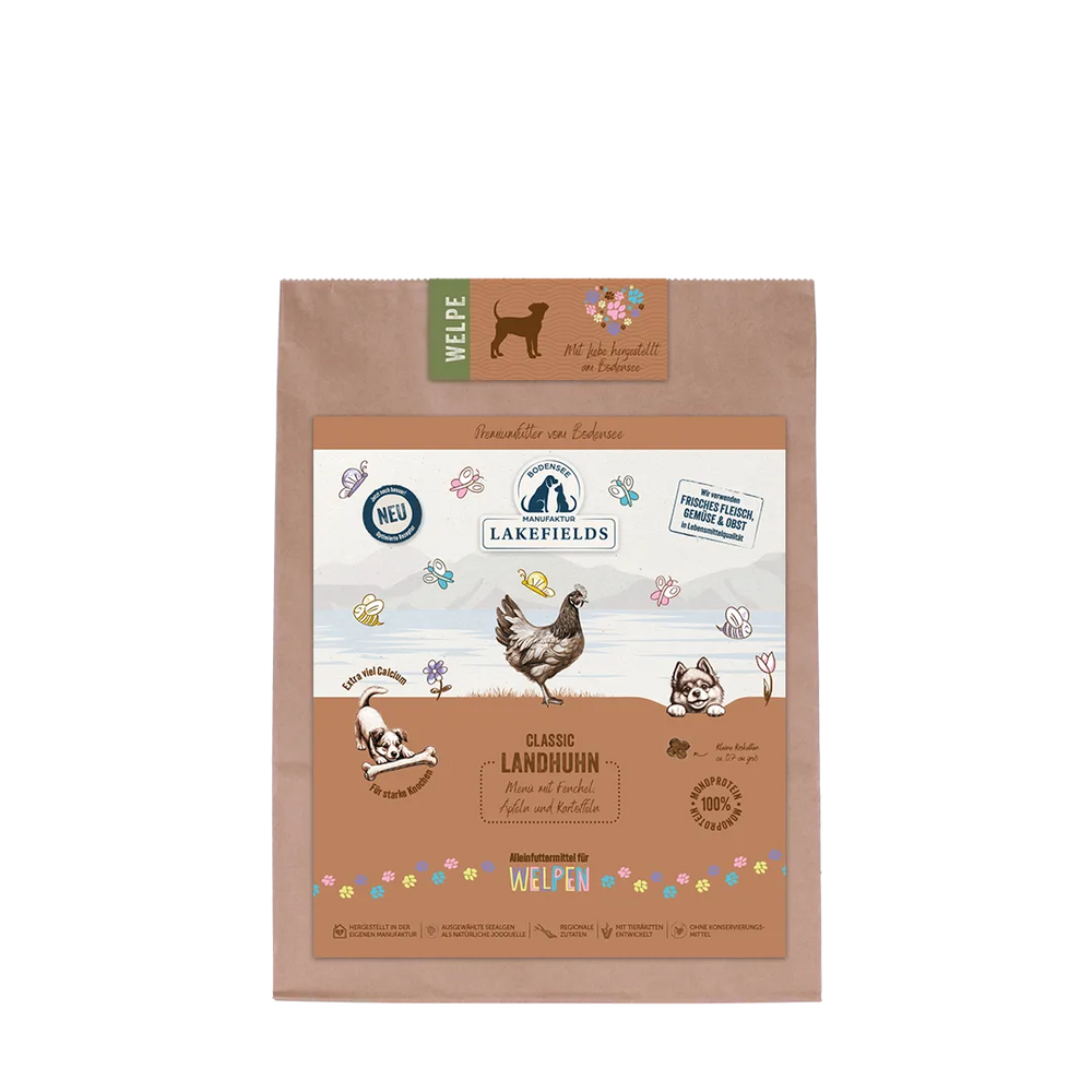 Verpackung des Hundefutters "Lakefields" für Welpen mit Huhn, in braunem Papier und bunten Illustrationen.