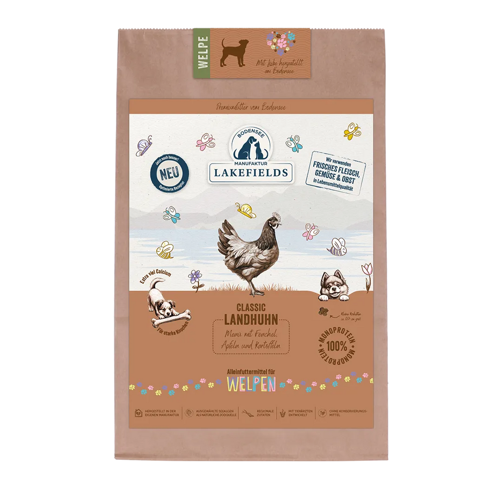 Verpackung von Lakefields Trockenfutter für Welpen mit Huhn, bunten Grafiken und Henne auf braunem Hintergrund.