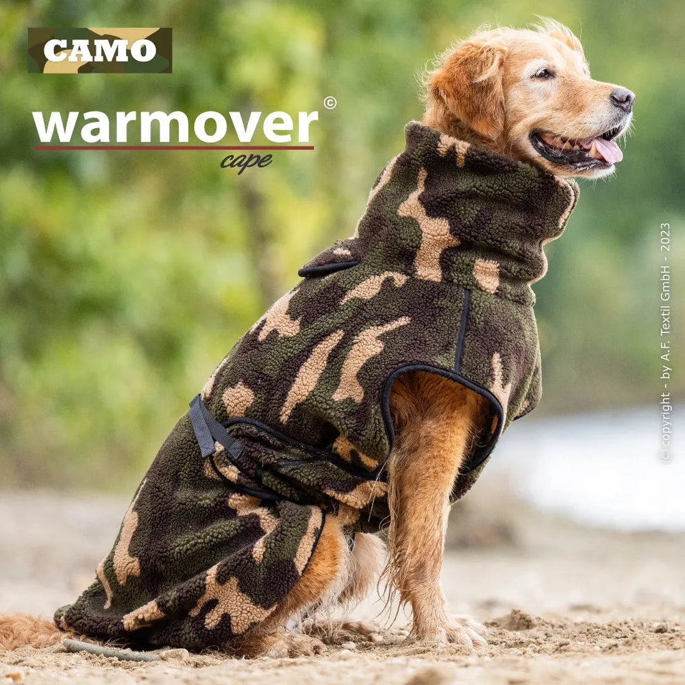 Hund mit camouflierter Fleece-Decke von warmover© in natürlicher Umgebung, hohe Kragen- und Taillensicherung.