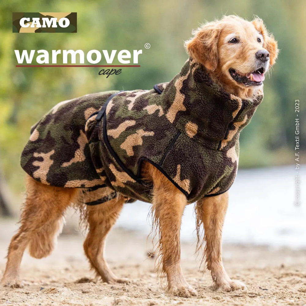 Hund im camouflagemusternden Wärmecape auf sandy Untergrund, hochwertiges, flauschiges Material mit hohem Kragen.