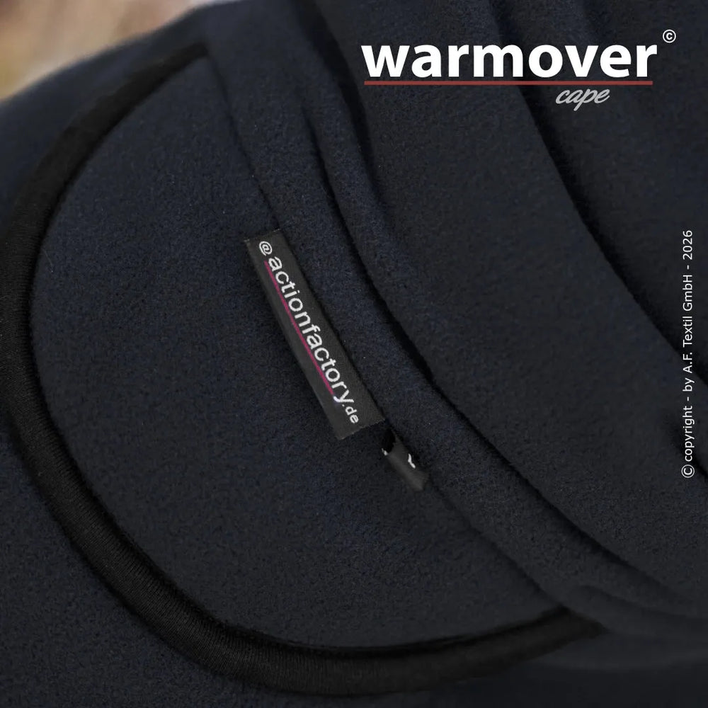Dunkelblaues Warmover© Cape von actionfactory, weich und warm – ideal für kaltes Wetter.