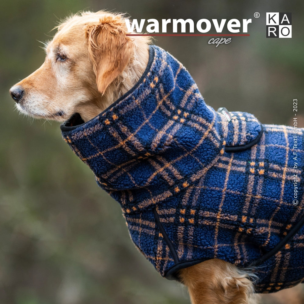 Hund im blauen, karierten Mantel mit hohem Kragen, seitlich abgebildet, für optimale Wärme und Stil.