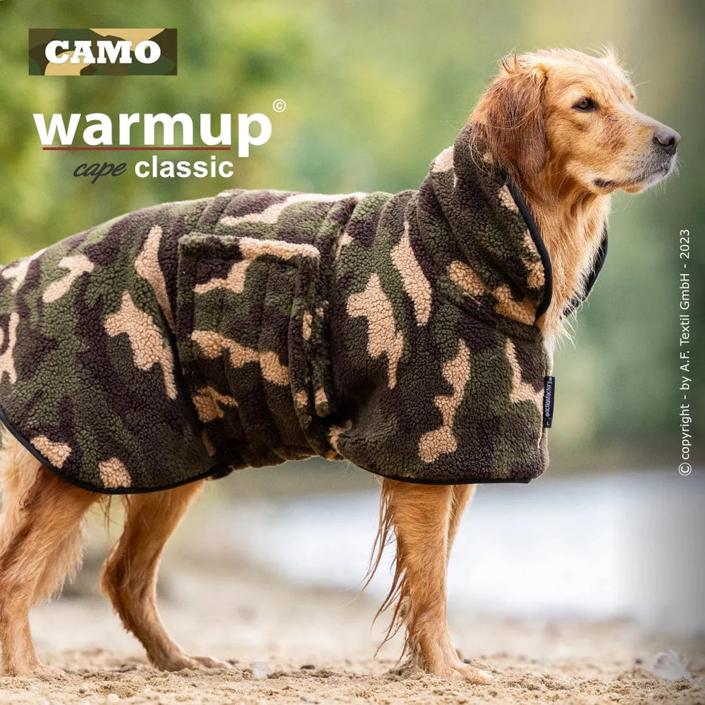 Hund trägt warmen Fleece-Wende-Cape im Camouflage-Muster, ideal für kalte Tage im Freien.
