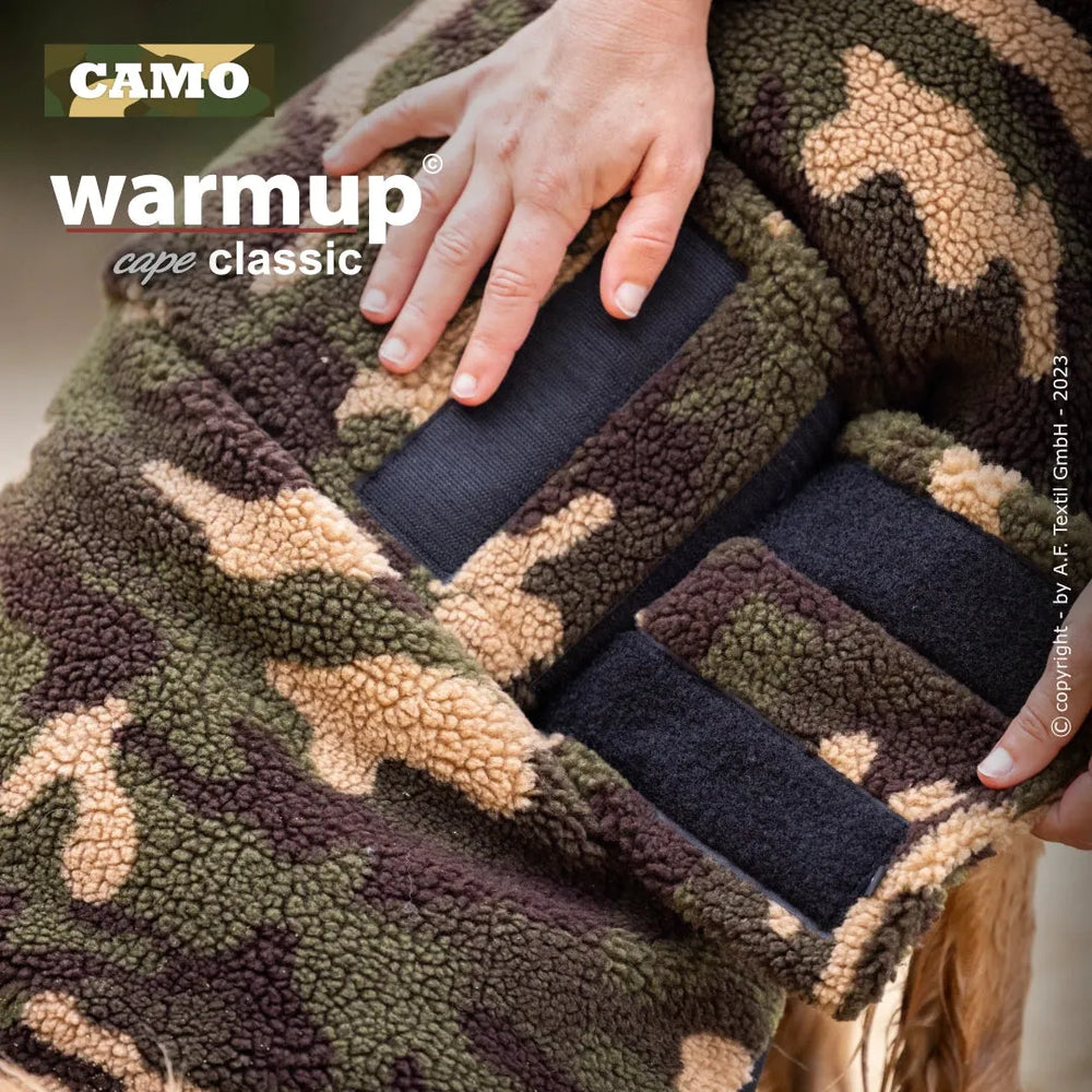 Camouflagemuster Fleece-Cape mit klassischem Design und praktischen Klettverschlüssen für optimale Anpassung und Wärme.