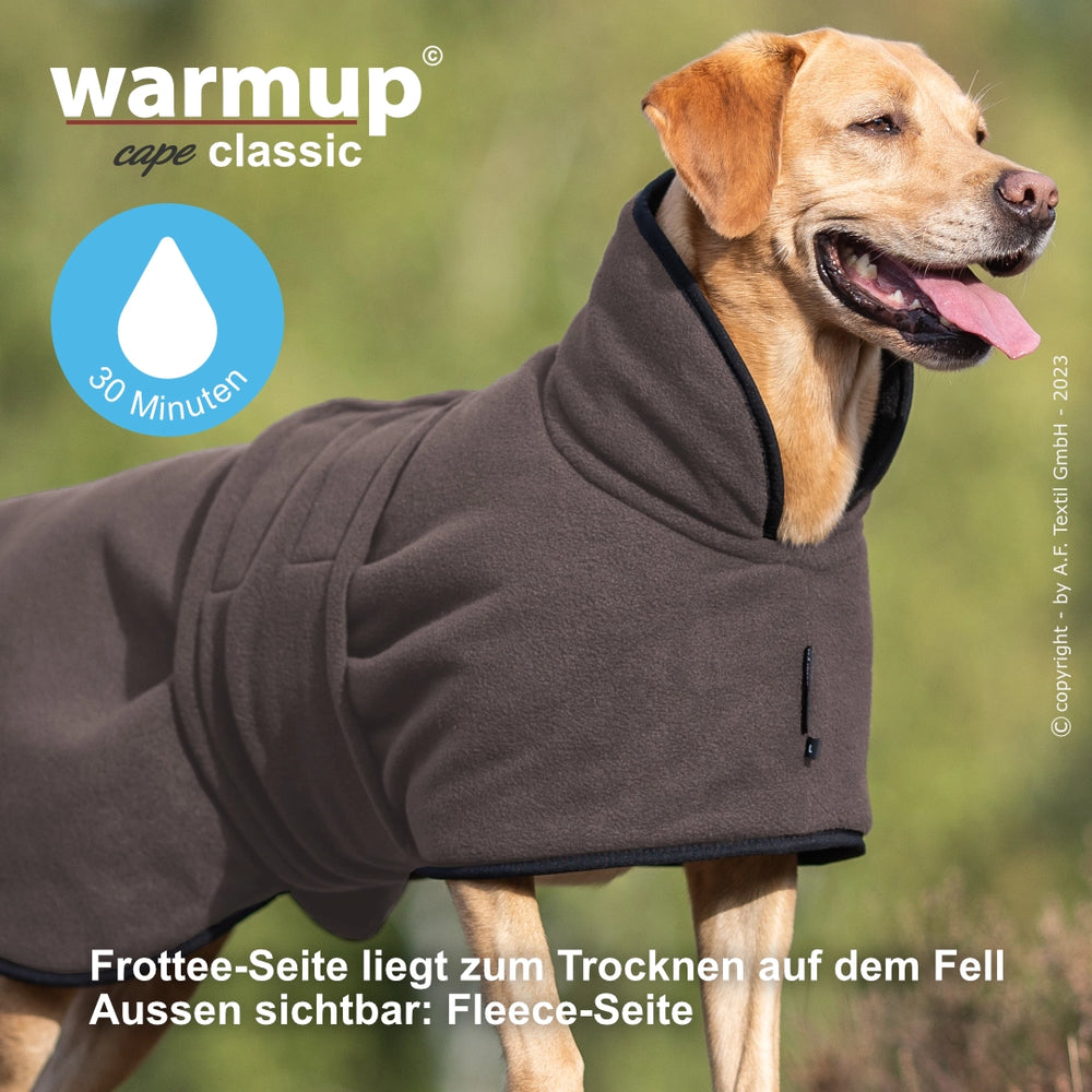 Hund im grauen Wende-Cape mit Kapuze, perfekt für kalte Tage und gemütlichen Schutz.
