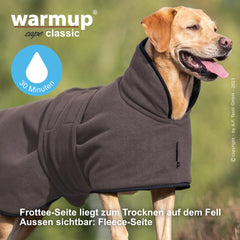 Hund im grauen Wende-Cape mit Kapuze, perfekt für kalte Tage und gemütlichen Schutz.