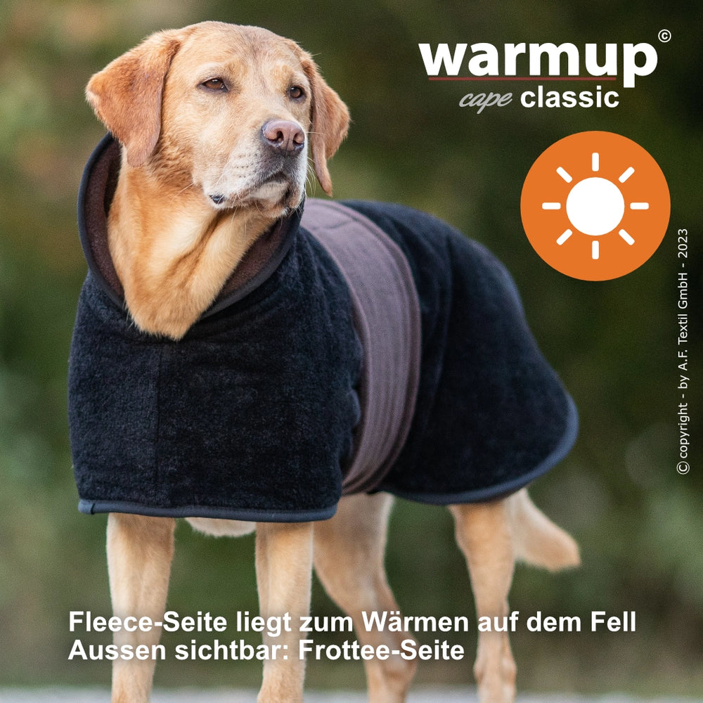 Hund im warmen Wende-Cape aus Fleece und Frottier, ideal für kalte Tage.