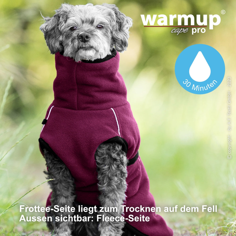 Hund im burgunderfarbenen Fleece-Umhang von warmup© cape pro mini, ideal zum Trocknen nach dem Baden.