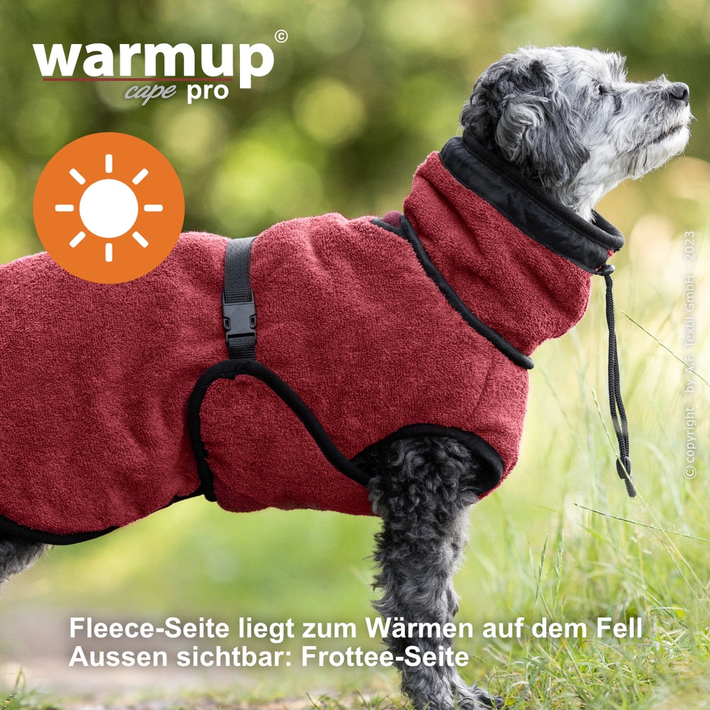 Hund im roten Fleecepullover mit weicher Fleece-Innenseite und Frottéestoff-Außenseite für optimale Wärmeregulierung.