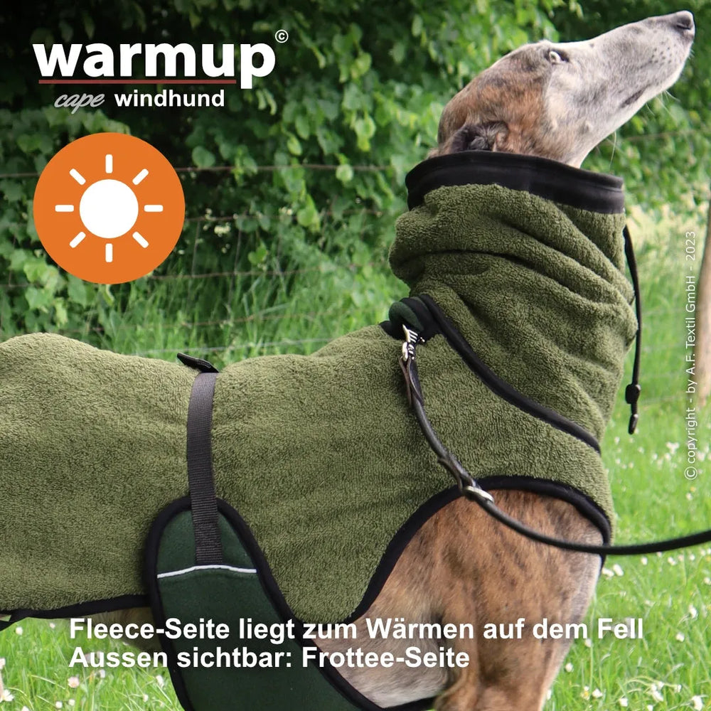 Windhund in einem warmen, wendbaren Cape in moosgrün mit Fleece-Innenseite für optimalen Wärmekomfort.