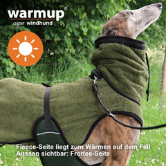Windhund in einem warmen, wendbaren Cape in moosgrün mit Fleece-Innenseite für optimalen Wärmekomfort.