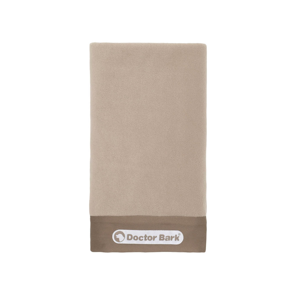 "Beiges Handtuch mit dunkelbraunem Saum und Doctor Bark Logo, ideal als Wechsel-Cover für Hundematratzen."