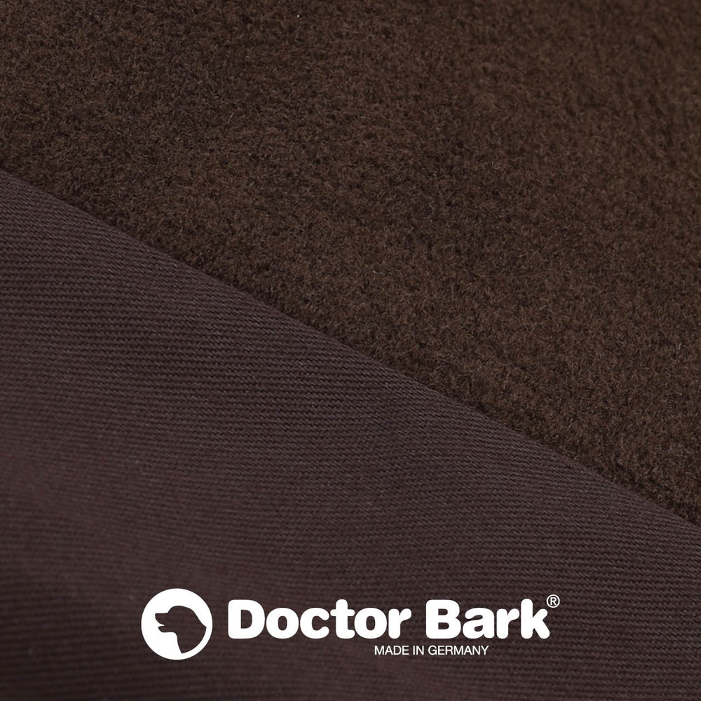Wechsel-Cover für Hundematratze in zwei Brauntönen mit samtiger und gewebter Oberfläche von Doctor Bark.