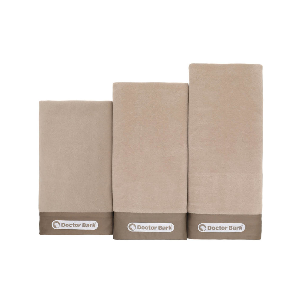 Helle Handtücher mit braunem Rand und "Doctor Bark"-Schriftzug, ideal für Hundematratzen und gemütliche Nutzung.
