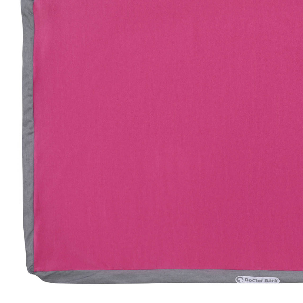 Wechsel-Cover von Doctor Bark für Hundematratze in pink mit grauem Rand und glatter Oberfläche.