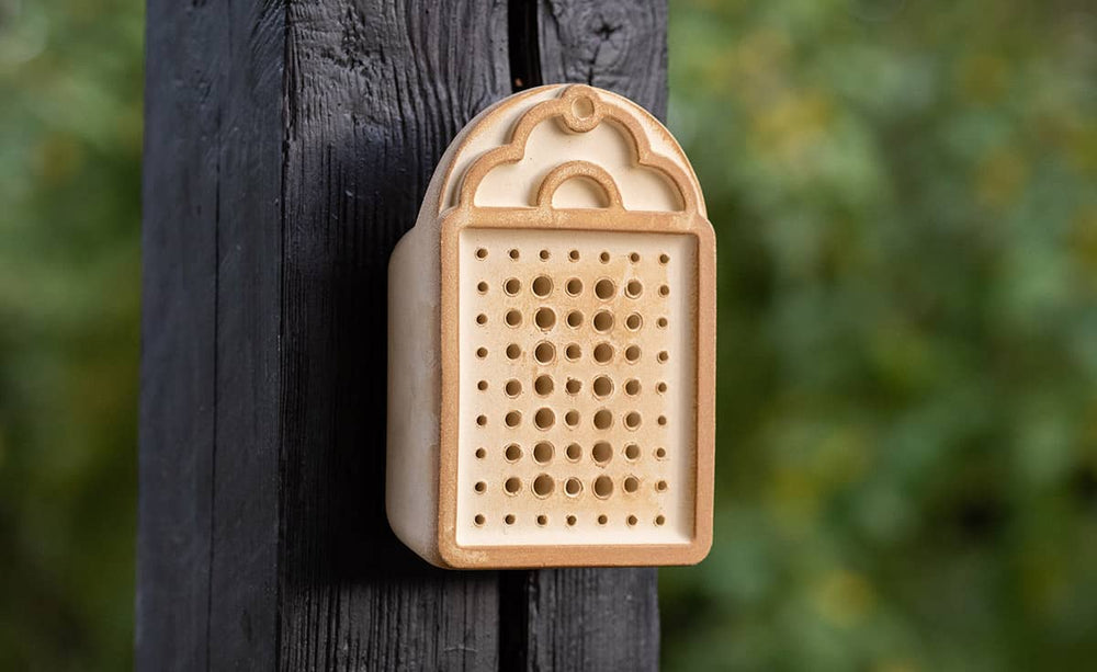"Wildbienenhaus Vorteils-Set: Dekorativer Briefkasten mit runden Löchern und geschwungener Überdachung für Garten und Natur."