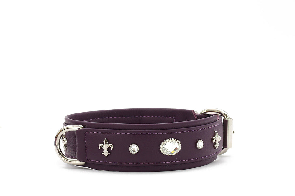 Lila Lederhundehalsband mit silbernen Schnallen, Ziersteinen und Fleur-de-Lis-Dekorativelementen.
